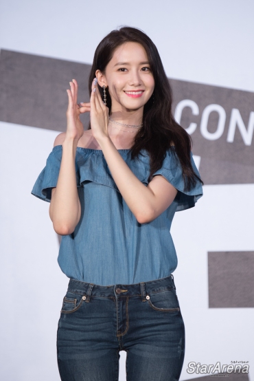 [PIC][22-07-2017]YoonA khởi hành đi Đài Loan để tham dự buổi Fanmeeting cho thương hiệu "H:CONNECT" vào hôm nay - Page 4 Hconnect-yoona-13