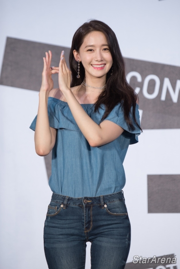 [PIC][22-07-2017]YoonA khởi hành đi Đài Loan để tham dự buổi Fanmeeting cho thương hiệu "H:CONNECT" vào hôm nay - Page 4 Hconnect-yoona-14