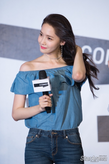 [PIC][22-07-2017]YoonA khởi hành đi Đài Loan để tham dự buổi Fanmeeting cho thương hiệu "H:CONNECT" vào hôm nay - Page 4 Hconnect-yoona-19