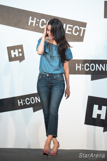 [PIC][22-07-2017]YoonA khởi hành đi Đài Loan để tham dự buổi Fanmeeting cho thương hiệu "H:CONNECT" vào hôm nay - Page 4 Hconnect-yoona-2