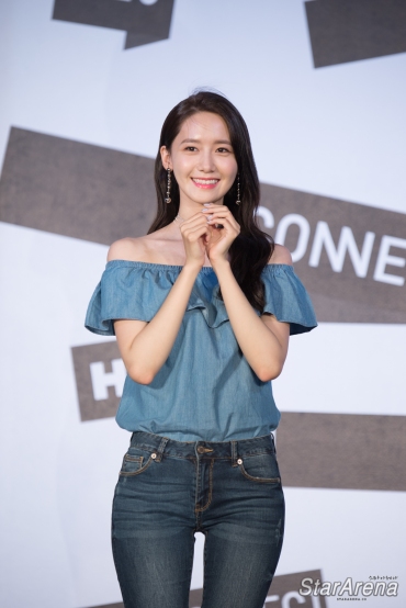 [PIC][22-07-2017]YoonA khởi hành đi Đài Loan để tham dự buổi Fanmeeting cho thương hiệu "H:CONNECT" vào hôm nay - Page 4 Hconnect-yoona-21