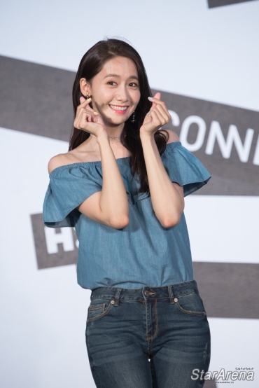 [PIC][22-07-2017]YoonA khởi hành đi Đài Loan để tham dự buổi Fanmeeting cho thương hiệu "H:CONNECT" vào hôm nay - Page 4 Hconnect-yoona-22