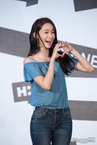[PIC][22-07-2017]YoonA khởi hành đi Đài Loan để tham dự buổi Fanmeeting cho thương hiệu "H:CONNECT" vào hôm nay - Page 4 Hconnect-yoona-23