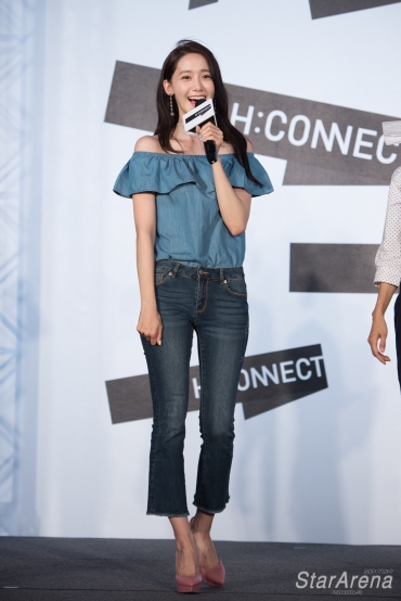 [PIC][22-07-2017]YoonA khởi hành đi Đài Loan để tham dự buổi Fanmeeting cho thương hiệu "H:CONNECT" vào hôm nay - Page 4 Hconnect-yoona-24
