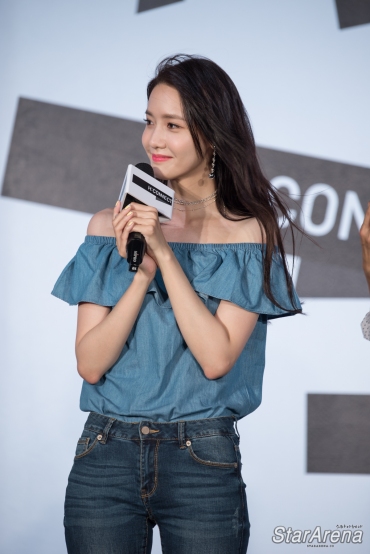 [PIC][22-07-2017]YoonA khởi hành đi Đài Loan để tham dự buổi Fanmeeting cho thương hiệu "H:CONNECT" vào hôm nay - Page 4 Hconnect-yoona-25