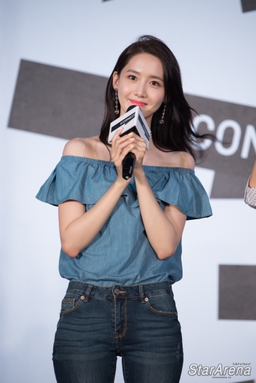 [PIC][22-07-2017]YoonA khởi hành đi Đài Loan để tham dự buổi Fanmeeting cho thương hiệu "H:CONNECT" vào hôm nay - Page 4 Hconnect-yoona-26