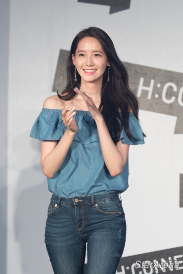 [PIC][22-07-2017]YoonA khởi hành đi Đài Loan để tham dự buổi Fanmeeting cho thương hiệu "H:CONNECT" vào hôm nay - Page 4 Hconnect-yoona-3