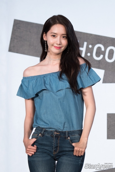 [PIC][22-07-2017]YoonA khởi hành đi Đài Loan để tham dự buổi Fanmeeting cho thương hiệu "H:CONNECT" vào hôm nay - Page 4 Hconnect-yoona-5
