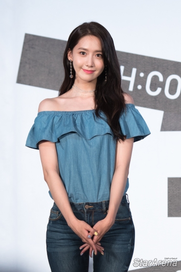 [PIC][22-07-2017]YoonA khởi hành đi Đài Loan để tham dự buổi Fanmeeting cho thương hiệu "H:CONNECT" vào hôm nay - Page 4 Hconnect-yoona-7